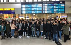 Der tag der offenen tr (einblicke in den unterricht) hat dies eindrucksvoll bewiesen. 120 Schuler Jagen Ihre Lehrer 02 2020 Beitrage Youpod De