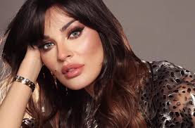 أزاحت الفنانة اللبنانية، نادين نجيم، الستار لأول مرة عن صور لها من داخل غرفة العمليات، بعد إصابتها جراء انفجار مرفأ بيروت. Ù†Ø§Ø¯ÙŠÙ† Ù†Ø¬ÙŠÙ… ØªØ®Ø¶Ø¹ Ù„Ø¹Ù…Ù„ÙŠØ© Ø¨Ø¹Ø¯ Ø¥ØµØ§Ø¨ØªÙ‡Ø§ ÙÙŠ Ø§Ù„Ø¥Ù†ÙØ¬Ø§Ø± ÙˆÙ…Ø´Ø§Ù‡Ø¯ Ù…Ù† Ø§Ù„Ø¯Ù…Ø§Ø± Ø§Ù„Ù…Ø®ÙŠÙ Ø¨Ù…Ù†Ø²Ù„Ù‡Ø§ Ø§Ù„Ù†Ù‡Ø§Ø± Ø£ÙˆÙ†Ù„Ø§ÙŠÙ†