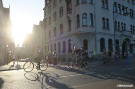 ‚kritische masse') ist ein trend in vielen städten der welt, bei der sich radfahrerinnen scheinbar zufällig und unorganisiert treffen, um mit gemeinsamen. Fotos Von Der Critical Mass In Halle Am 06 09 2019
