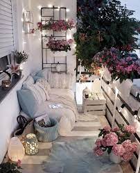 E Genre De Petit Coin Trop Mignon Ou On Resterait Posees Des Heures A Arredamento Da Balconi Piccoli Decorazione Balcone Dell Appartamento Terrazza Arredamento