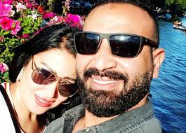 وقد أطلق أحمد سعد أغنية أجمل حب ليهديها إلي النجمة سمية الخشاب بمناسبة عقد القران والذي أقيم في حفل عائلي يقتصر علي الأهل والاقارب:وكتب أحمد معلقا علي الأغنية :اهداء الي حبيبتي وشريكة عمري سميه بينما. Ù…ÙØ§Ø¬Ø£Ø© Ø§Ù†ÙØµØ§Ù„ Ø£Ø­Ù…Ø¯ Ø³Ø¹Ø¯ ÙˆØ³Ù…ÙŠØ© Ø§Ù„Ø®Ø´Ø§Ø¨ Ø®Ø¨Ø± ÙÙŠ Ø§Ù„ÙÙ†