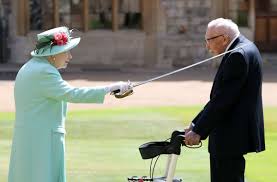 Der aktuelle entwurf von schloss windsor, wie von ais gemeldet, betragt 2.2 meter. Zeremonie Auf Schloss Windsor Queen Schlagt 100 Jahrigen Tom Moore Zum Ritter Panorama Stuttgarter Zeitung