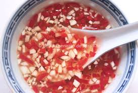 Sauce Nuoc Mam Aigre Douce Dans Un Grand Bol Verser L Eau Chaude Et Le Sucre Melanger Jusqu A Dissolution Complete Alimentation Cuisine Vietnamienne Cuisine