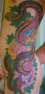 Gros serpent avec le tatouage de fleurs en couleur - Tattooimages.biz