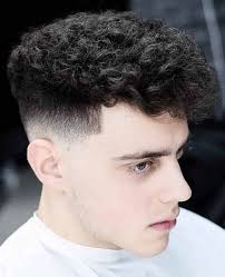 Coiffure Chic 27 Meilleures Coupes Degradees Progressifs Homme Tendance 2020 Chignon Pour Homme Coiffure Homme Boucle Coiffures Chics