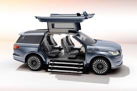 Lincoln Navigator Concept L Imposant Suv Aux Portes Papillon Les Hommes Modernes Suv De Luxe Concept Voiture Suv