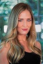 Holly Dowell's Instagram, Twitter & Facebook