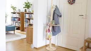 Platzsparender garderobenständer für den flur. Garderobenstander Aus Hockern Bauen Natural Hygge By Patricia Morgenthaler