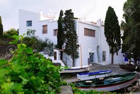 Ergänzte wunderbar unseren besuch in figueres. Cadaques Spanien 14 Mai 2015 Boote Und Haus Von Dali In Dorf Port Lligat Cadaques Katalonien Lizenzfreie Fotos Bilder Und Stock Fotografie Image 45849993
