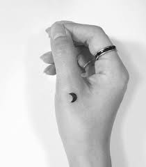 Kimisi Buyuk Sever Kimi Kucuk Sever Dovmelerden Bahsediyorum Minimal Bir Fark Yaratmak Isteyenler Icin Kucuk Dovme Model Eslesen Dovmeler Dovme Mini Tattoos