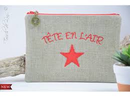 Pochette De Sac En Lin Et Suedine Broderie Tete En L Air Pochette Brodee Pochette Broderie Sac