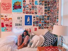Pastel rainbows with vibrant pink, purple, and blue accents are the ideal way to be feminine without being too girly. Pin By Ednna Auxiliadora On Ê€á´á´á´s Dorm Room Inspiration Walls Room Dorm Room Decor