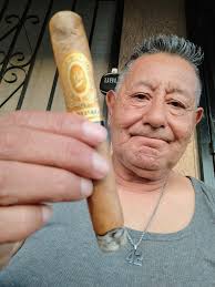 Pretty cool Aaron Rodgers smoking a Perdomo 10th Anniversary Champagne.