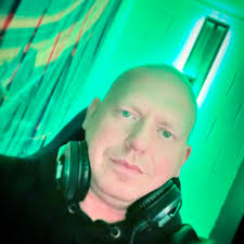 🎮 Call of Duty: Black Ops 7 startet am 14. November 2025 mit 18  Multiplayer-Karten. Darunter sind 3 Remastered-Maps aus Black Ops 2: Raid,  Express und Hijacked. Zusätzlich gibt es 2 große