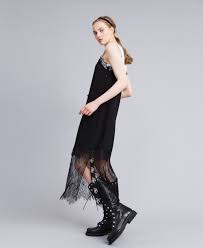 Cette saison, la mode lingerie en vêtements s'actualise et cette année on craque pour les robes nuisette inspirées de la lingerie. Robe Nuisette Longue En Soie Avec Top