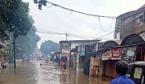 Jumlah korban jiwa akibat banjir dan longsor yang melanda jakarta, banten dan jawa barat hujan dan longsor di provinsi jakarta, banten, dan jawa barat sejauh ini menyebabkan 60 orang warga membersihkan rumah setelah air surut di kawasan bintaro, jakarta, hari jumat (03/01). Ini Titik Titik Banjir Jakarta Hari Ini