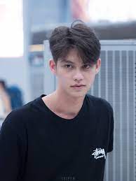 ยังไงก็เกลียดไม่ลง เดย์ จากซีรีส์ social death vote หรือ ไบร์ท วชิรวิชญ์ หนุ่มหล่อในลุคผู้ชายสุดเลว แต่ตัวจริงกลับตรงข้าม เพราะเรียนดี ดนตรีเด่น. Hourly Bright On Twitter Frisuren