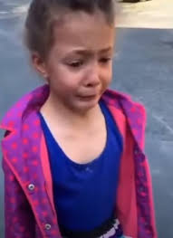 En flicka ritar på gatan med gipskritor, grannen stör sig och går ut med en  vattenslang och suddar ut hennes teckningar