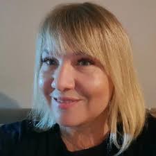 Robyn Halstead's Instagram, Twitter & Facebook