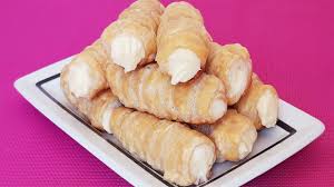 500 g aluat foietaj, 500 ml lapte, 100 g zahăr, 80 g amidon, 1 buc ou întreg, 1 buc esență vanillie, 4 buc gălbenușuri, după gust frișcă. Rulouri Cu Crema De Vanilie Foarte Usor De Facut Youtube