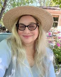 Heather Lyons (@heatherlyonsbooks) • Instagram photos and videos