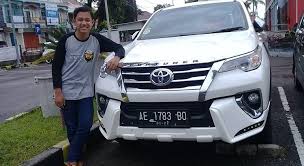 Desain garasi mobil yang bagus bisa membuat ruangan menjadi tidak sempit dan tertata dengan rapi. 780 Koleksi Gambar Mobil Mewah Depan Rumah Hd Terbaik Gambar Mobil