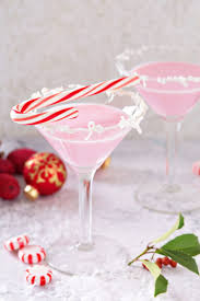 Do you need christmas cocktail ideas for your holiday party? 16 Boozy Christmas Drinks For Your Holiday Mix That Drink