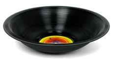 Une Corbeille De Fruits Creee A Partir D Un Disque Vinyle Recycle Dans Design Recyclers Net Disque Vinyle Disque Artisanat De Vinyle Vinyle Objets Detournes