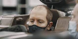 Vettel überrascht mit neuer frisur im neuen aston martin. Formel 1 Vettel Im Aston Martin Mit Neuer Frisur