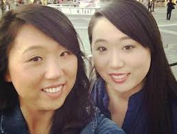 Ces jumelles se retrouvent grâce à un test ADN