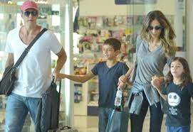 A edição especial é uma homenagem ao criança. Marcio Garcia Embarca Com A Familia No Aeroporto Santos Dumont Ofuxico
