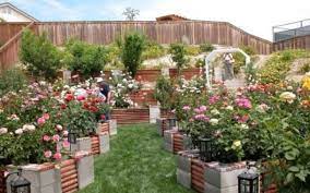 Gracias a los bloques de cemento en el jardín puedes construir muchos accesorios y complementos que ayudarán a cambiar radicalmente la decoración a un muy bajo costo, hoy te presentaremos 7 ideas diferentes para que puedas lograrlo con éxito. 6 Ideas Para Decoracion De Jardines Con Bloques De Cemento Decoratips