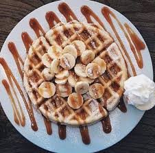 Gaufre Avec Des Bananes Coupe En Rondelles Avec Par Dessus Un Coulis De Caramel Beurre Sale Etale Sur Tout Nourriture Delicieuse Nourriture Cuisine Et Boissons