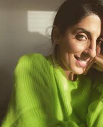 🇨🇦 Rubeena Ratcliffe @rubeena.ratcliffe.art is a visual artist based in  Vancouver, Canada whose paintings have been exhibited both nationally and  in the United States. Inspired by everything she sees and hears, especially