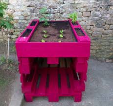 Feb 12, 2016 · faire un potager en carré de jardin ou suspendu avec 3 fois rien qui ne rêve pas de faire un potager pour cultiver ses tomates et salades dès le printemps ? Fabriquer Un Potager Suspendu Avec Des Palettes Des Idees Jardiniere Palette Jardiniere En Palettes Jardiniere Haute