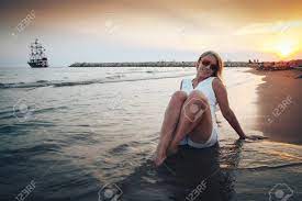 Mulher Loira Na Praia Perto Do Mar Ou Oceano À Noite Durante O Pôr Do Sol  Fotos, retratos, imágenes y fotografía de archivo libres de derecho. Image  93228484 HD phone wallpaper