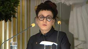 Większość osób kojarzy karolinę korwin piotrowską jako bezkompromisową dziennikarkę, gwiazdę programów „na językach i gospodynię „magla towarzyskiego„. Okulary Olgi Tokarczuk Cena