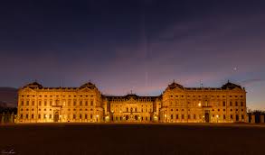 Die stuckaturen antonio bossis stehen weiß auf lichtgrauem fond. 300 Jahre Wurzburger Residenz Schloss Steinburg