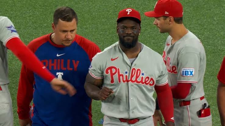 Adolis García exits game with shoulder injury for Phillies