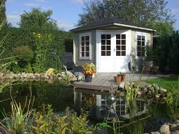 Traumhafte Gartenidylle Mit Schoner Holzterrasse Und Oval Angelegtem Gartenteich Http Www Gartenhaus Gmbh De Garten Gartenhaus Haus Und Garten