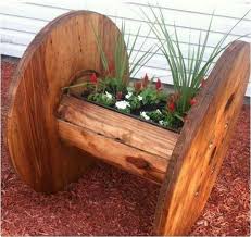 Table, miroir, bar, horloge, jardin. 20 Facons Etonnantes De Recycler Un Touret En Bois