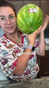 “I’ll bring the watermelon!🙋” -you in the group chat now you know how to  pick a good watermelon🍉 #watermelon #watermelonhack #tip #kitchenhacks  #summer #fourthofjuly #crunchywatermelon ...