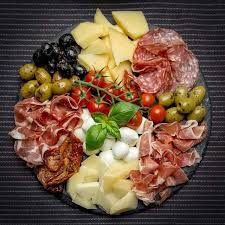 Comment Composer Un Plateau De Charcuterie Qui Soit Beau Et Bon Tapasrecipes Appetizer Recipes Party Food Platters Food