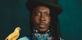 Faada Freddy: Le chanteur élevé au rang de Chevalier de l'ordre des arts et  des lettres en France.