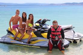 Alquiler motos málaga ofrece scooters para alquilar en málaga capital, marbella, fuengirola disponemos de motos en alquiler en los principales núcleos urbanos de la provincia de málaga y la. Alquiler De Motos De Agua Y Rutas Guiadas En Ria De Arosa