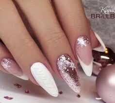 Sparkle And Shine Into 2019 With These 48 Gorgeous Nail Ideas Xmas Nails Trendy Nails Christmas Nails