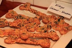 Was ist schon eine gruselparty ohne die abgeschnittenen finger aus würstchen, einem eiskalten händchen aus wackelpudding, einem. Kinder Halloween Rezepte Chefkoch