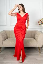 فستان سهرة أحمر فاخر بتفاصيل كشكش وأكمام مزينة بالجواهر - Loaa Fashion -  لؤى فاشن