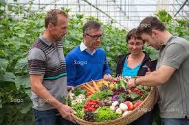 Photo De Laurent Clement Chef Etoile Du Cours Gabriel Et Jean Luc Patrick Et Christine Gautier Cueillette De Fruits Et Legumes Plateau Produits De Terroir De Terres D Eure Et Loir Les Jardins D Imbermais Eure Et Loir 28