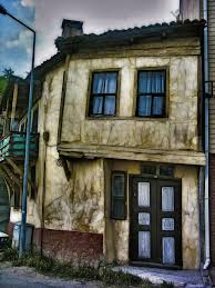 Eski yaşanmaz harabe olmuş evin yıkılması para sıkıntısı olarak tabir. Ruyada Eski Ev Almak Ruyatabirleri Com